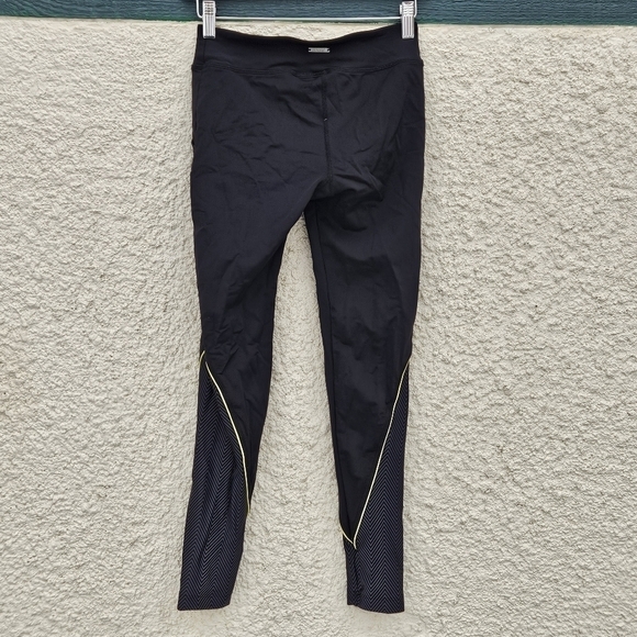 Koral Rivalry Crop leggings in geo and black 26 in inseam SEE MEASUREMENTS - Picture 2 of 9